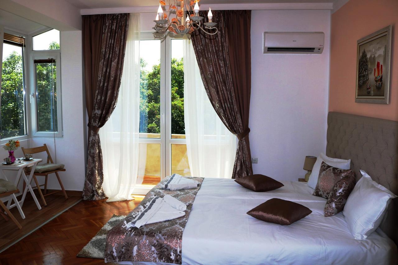 Sea Port Celebrity Apartment - Lets4Holiday Варна Экстерьер фото