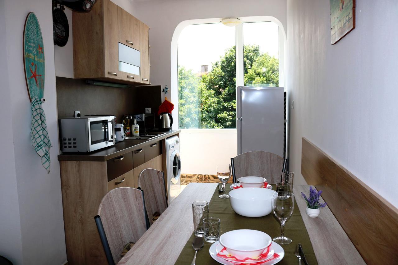 Sea Port Celebrity Apartment - Lets4Holiday Варна Экстерьер фото