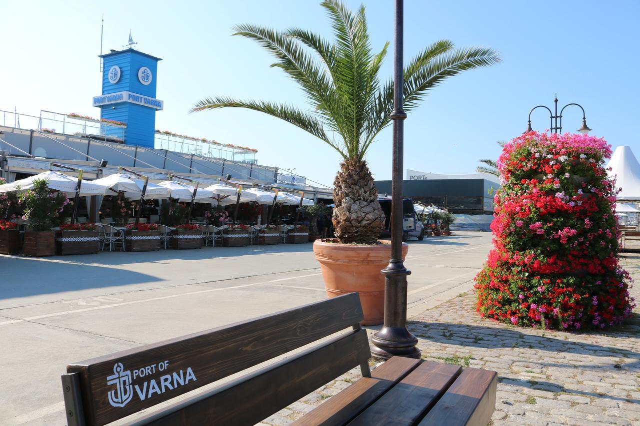 Sea Port Celebrity Apartment - Lets4Holiday Варна Экстерьер фото