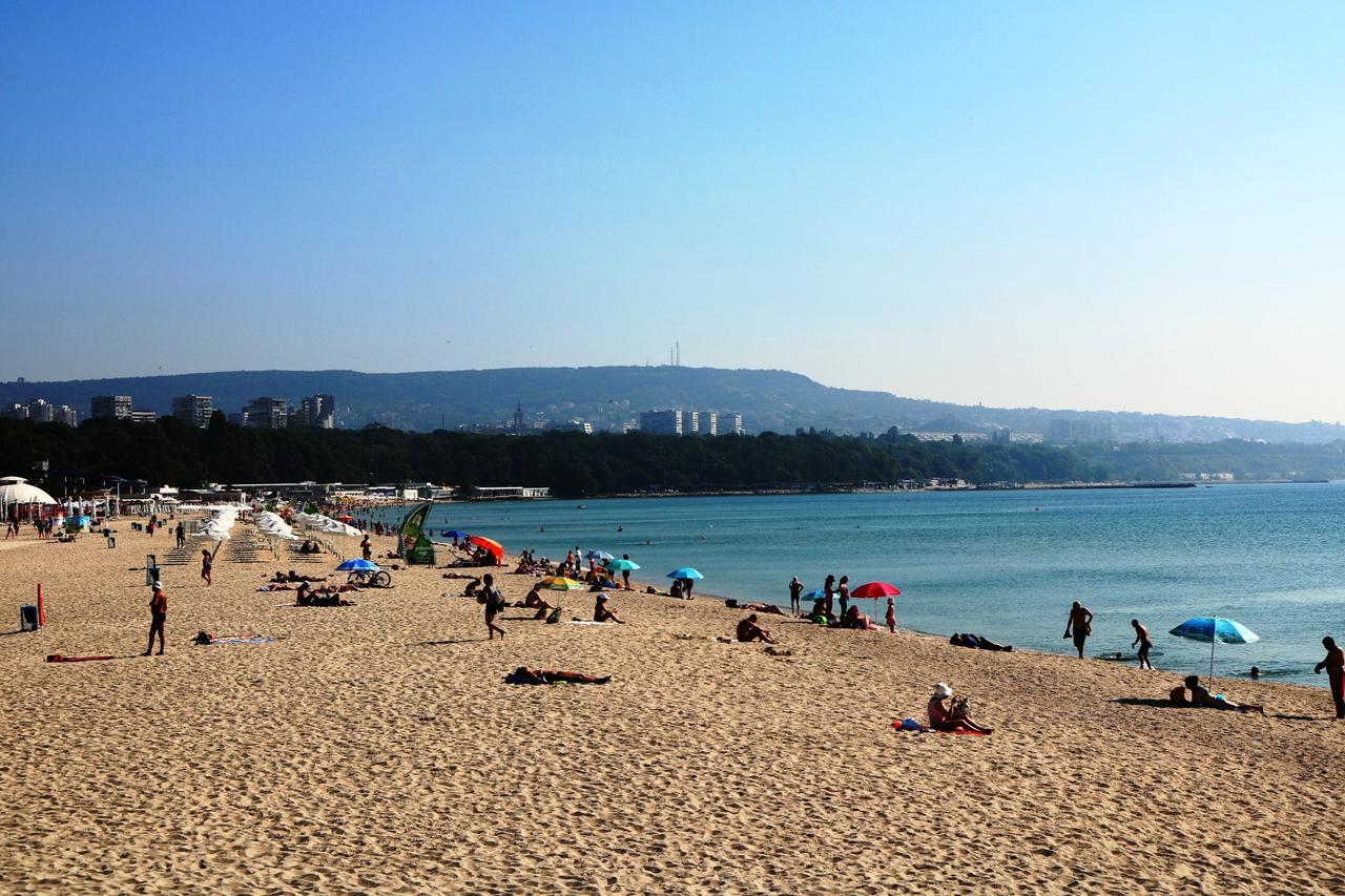 Sea Port Celebrity Apartment - Lets4Holiday Варна Экстерьер фото