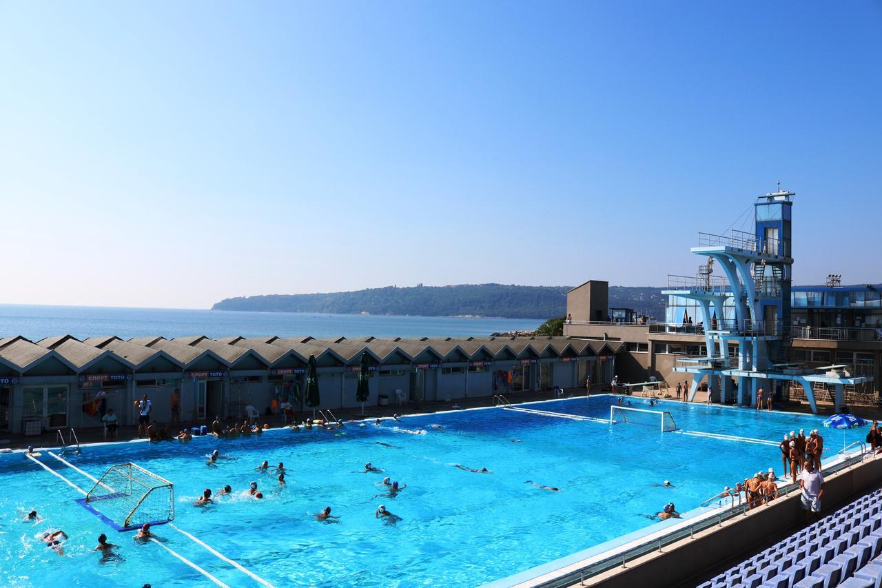 Sea Port Celebrity Apartment - Lets4Holiday Варна Экстерьер фото